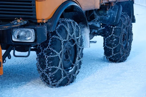 Detailní Záběr Kamionu Únavy Sněhovými Řetězy Sněžného Pluhu Kamionu Venkovské — Stock fotografie