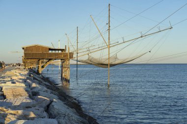 15 / 08 / 2015 Sottomarina, Chioggia, İtalya: Venedik, İtalya yakınlarındaki Sottomarina barajında turistlerin dolaştığı geleneksel balıkçılık istasyonu