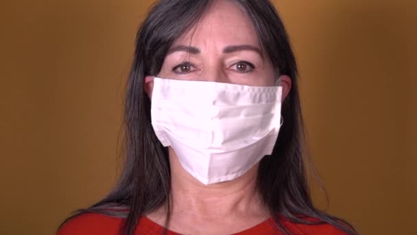 Wanita Paruh Baya Mengenakan Masker Yang Dapat Digunakan Untuk Melindungi — Stok Video