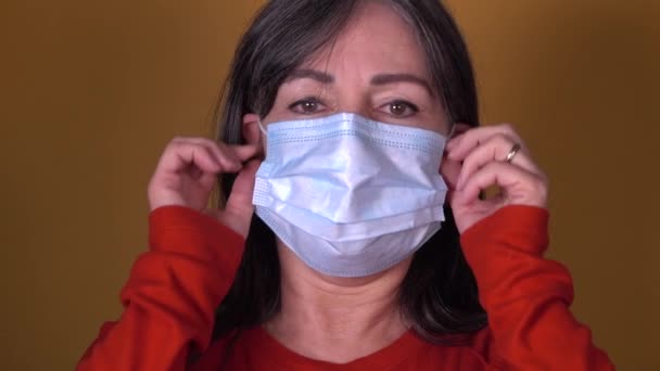 Μεσήλικη Γυναίκα Που Φοράει Μάσκα Προσώπου Για Προστασία Από Την — Αρχείο Βίντεο