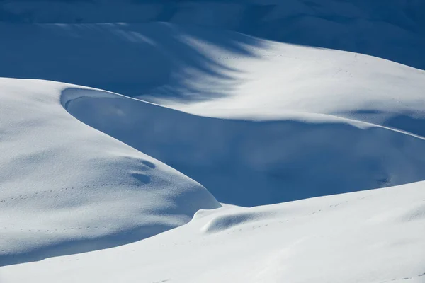 Paisaje Invernal Con Bancos Nieve Día Soleado Después Una Ventisca Fotos de stock libres de derechos