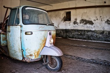06-11-2020 Vicenza, İtalya: Piaggio Ape 500 MP. Terk edilmiş küçük bir klasik araba, eski moda, İtalyan tasarımı.