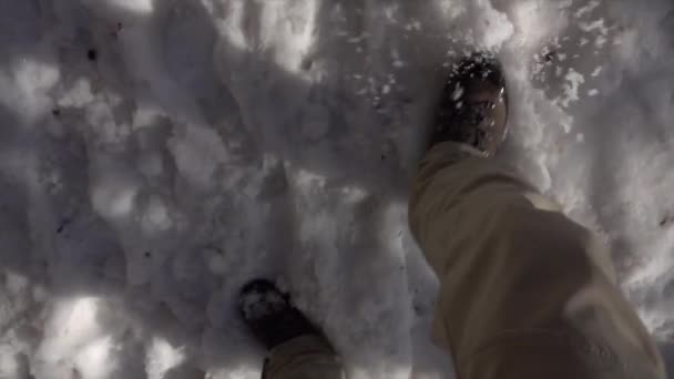 Pernas Homem Botas Andando Neve Com Pegadas Dia Nevado Câmera — Vídeo de Stock