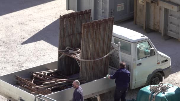 Veneto Itália Abril 2021 Trabalhadores Que Carregam Construção Metal Caminhão — Vídeo de Stock