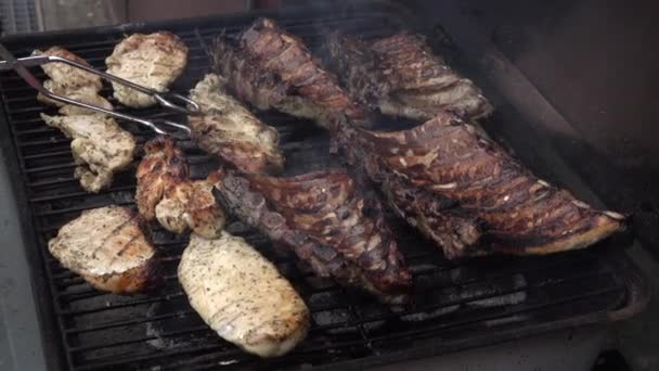 Churrasqueira Fora Assando Grandes Pedaços Suculentos Carne Bovina Frango Grelha — Vídeo de Stock