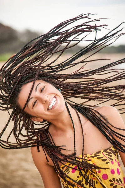 Hareketli Kız Portresi Kahverengi Saç Örgüsü Moda Insanlar Konsepti — Stok fotoğraf