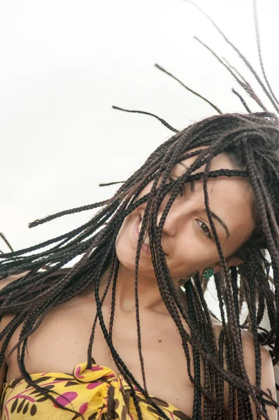 Retrato Menina Movimento Cabelos Castanhos Dreadlocks Conceito Pessoas Moda — Fotografia de Stock