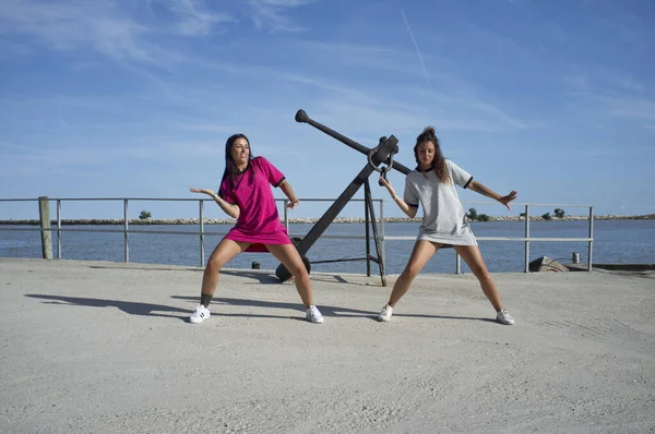 Дві Дівчини Роблять Аеробний Танець Біля Моря Влітку — стокове фото