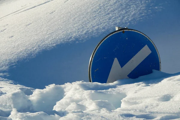 Road Sign Submerged Huge Snow Drifts Mountains Roads Heavy Snowfall — Stock Photo, Image