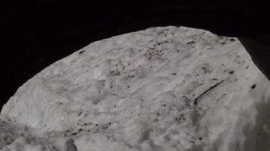 Dağlardaki yol tüneli karla kaplı, Recoaro Terme 'deki raggiungere il rifugio di Campogrosso, Vicenza, İtalya