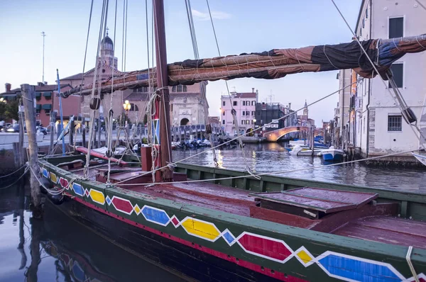 Chioggia ヴェネツィア ヴェネト イタリア カラフルなボート 宮殿や運河 日没時 — ストック写真