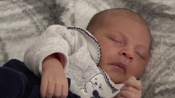 Adorabile Bambina Che Dorme Tranquillamente Sbadiglia Muove Mani — Video Stock