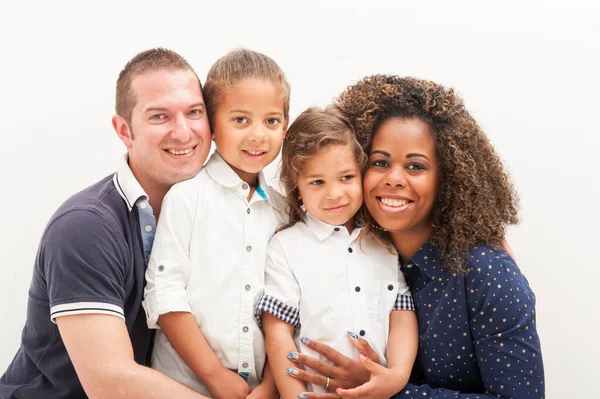 Beyaz arka planda çok ırklı, beyaz ve Brezilyalı güzel bir aile. Çok ırklı çocuklar. Anneler günün kutlu olsun.