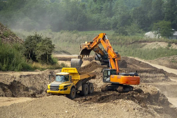 Kipper Und Bagger Bei Der Arbeit Extraktion Der Bagger Verlädt — Stockfoto