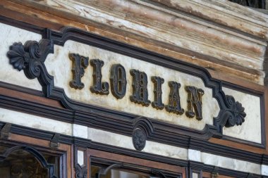 Venedik, İtalya - 25 Ağustos 2021 Piazza San Marco 'daki efsanevi Florian Kafesi. Merkezi konumu ve geleneksel İtalyan tarzı nedeniyle önemli bir turizm merkezi konumundadır.