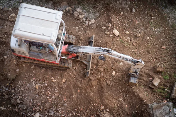 上から見たミニ掘削機 地球を除去する — ストック写真