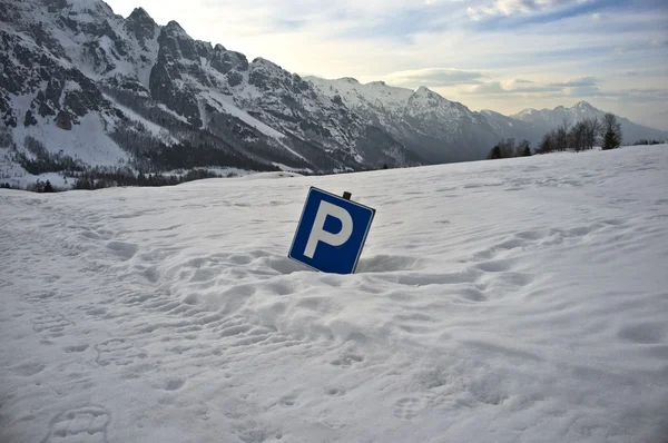 Aparcamiento enterrado por la nieve — Foto de Stock