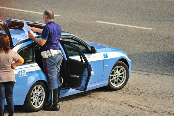 bir polis bir kadının KIMLIĞINI denetler