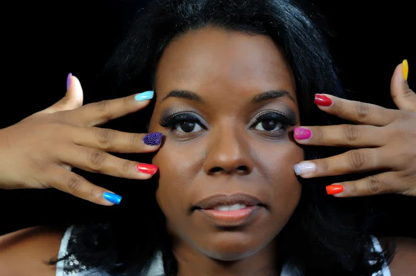Mulat meisje met kleurrijke vingernagels — Stockfoto