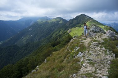 kadının Nordic walking yapması