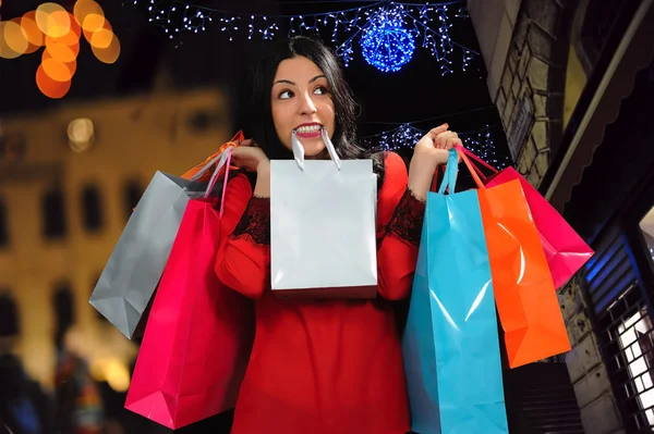 Glückliches Mädchen beim Einkaufen — Stockfoto