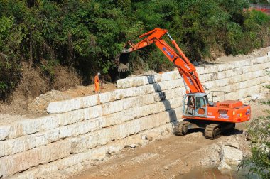 Bir nehirde çalışma Ekskavatör