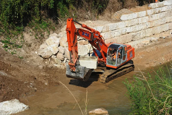 Bagger arbeitet in einem Fluss — Stockfoto