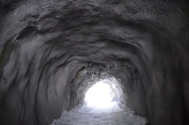 donmuş tünel çıkış ötesinde ışık ile