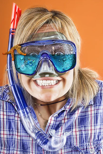 Mulher com máscara de mergulho, snorkel e estrela do mar — Fotografia de Stock