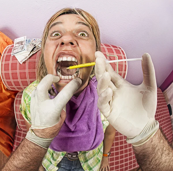 Jovem loira na cadeira de escritório mau dentista e intruso do trabalho — Fotografia de Stock