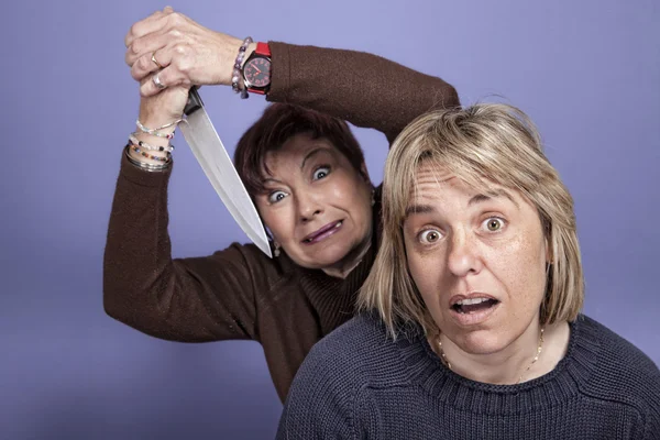 Vrouw probeert te doden meisje door mes. — Stockfoto