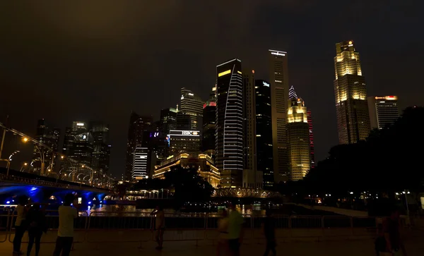 Singapur şehir gece görünümü — Stok fotoğraf
