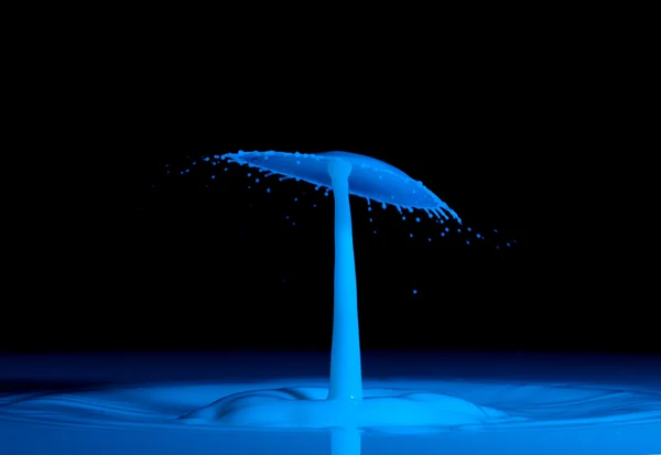 Fondo abstracto de la leche salpicada se destacan en azul — Foto de Stock