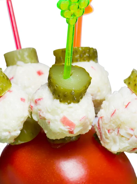 Canapés de salada de queijo com palitos de caranguejo e pepino inseridos em tomate — Fotografia de Stock