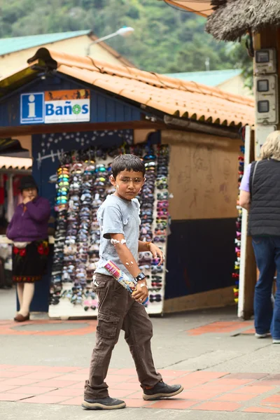 Niño en Carnaval en Banos, Ecuador — Foto de Stock