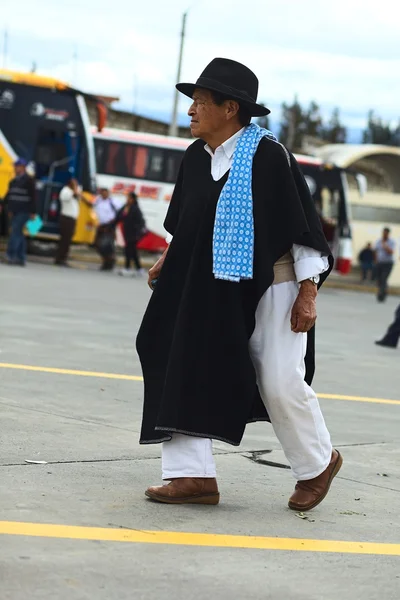 Hombre con Ropa Tradicional en Ambato, Ecuador — Foto de Stock