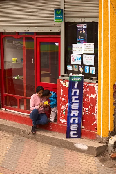 Люди едят закуски в Центральном Эквадоре — стоковое фото