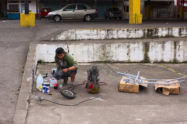 Spraying Metal Frame in Banos, Ecuador — Stock Photo, Image