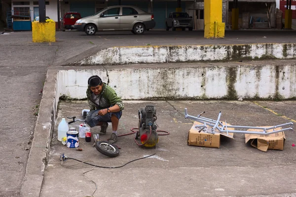 Spruzzatura della struttura in metallo a Banos, Ecuador — Foto Stock