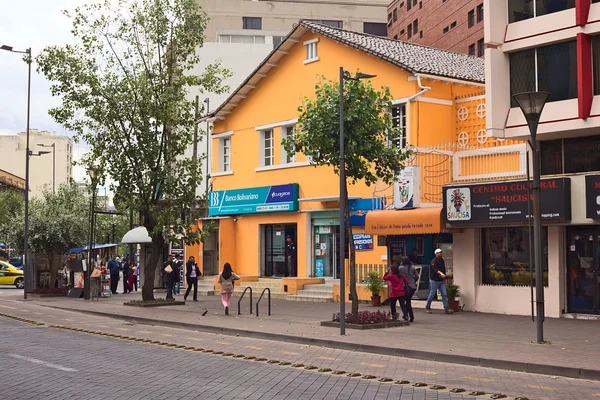 Banco bolivariano på amazonas avenue i quito, ecuador — Stockfoto