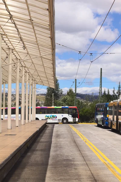 Buss med quito tecken på sidan i quito, ecuador — Stockfoto