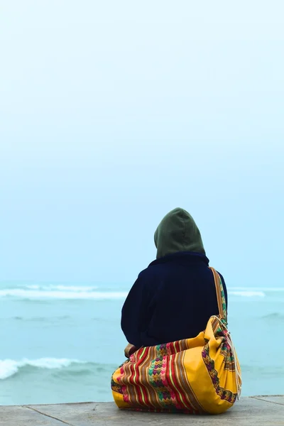 Person Sitting on Coast — Stock Photo, Image