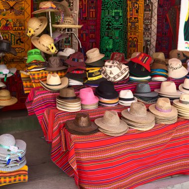 Hediyelik eşya ve el sanatları dükkan Copacabana, Bolivya, şapka