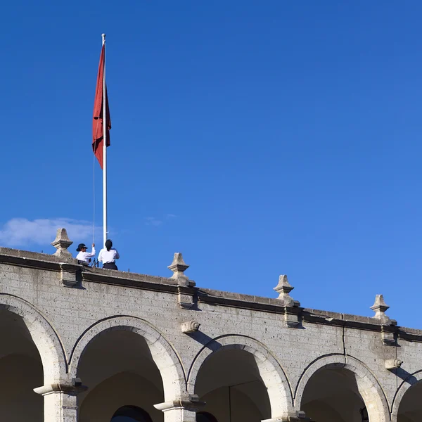 Levantando Bandera en el Ayuntamiento de Arequipa, Perú — Foto de Stock