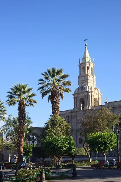 Náměstí Plaza de Armas (hlavní náměstí) a baziliky v Arequipa, Peru — Stock fotografie