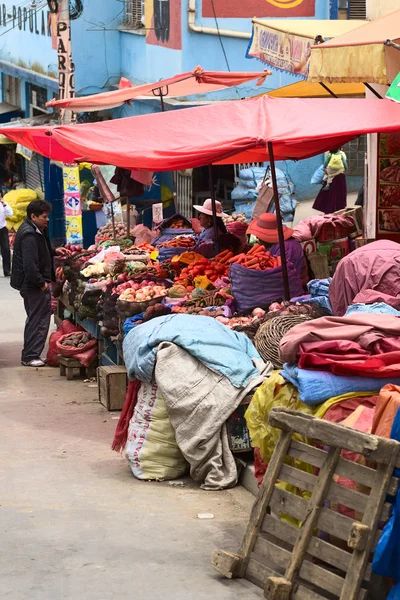 Grönsak står på gatan marknaden i La Paz, Bolivia — Stockfoto