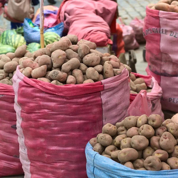 Stand de pommes de terre sur le marché de la rue en La Paz, la Bolivie Images De Stock Libres De Droits