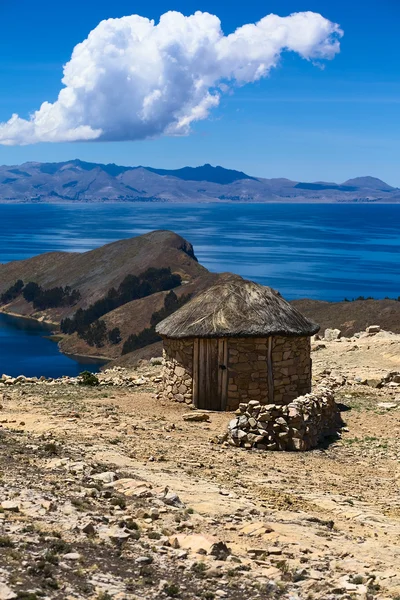 ボリビアのチチカカ湖でイスラ ・ デル ・ ソルの小屋 — ストック写真