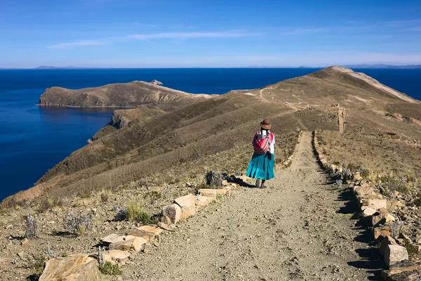 이 슬 라 델 솔 호수 Titicaca, 볼리비아에서에 경로에 여자 스톡 이미지