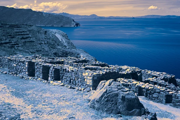 Ruinerna av Chinkana på Isla del Sol i Titicacasjön, Bolivia — Stockfoto